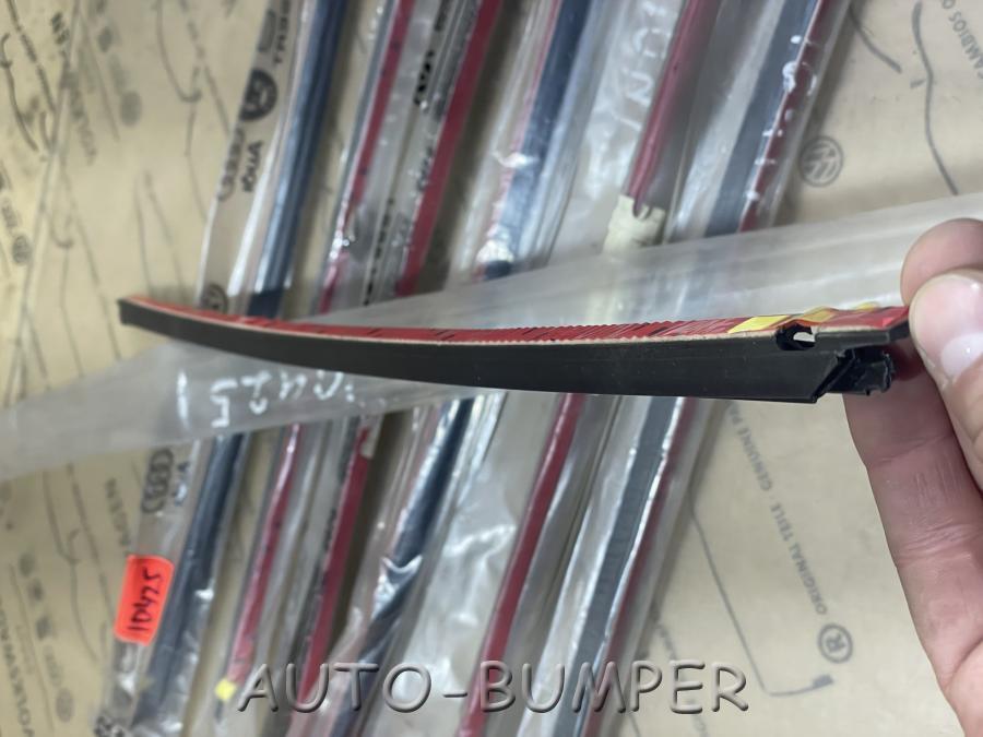 VW Gol Br/ Parati BR  2004- Молдинг лобового стекла левый 377837123B